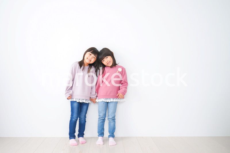 楽しく遊ぶ小さな女の子たち