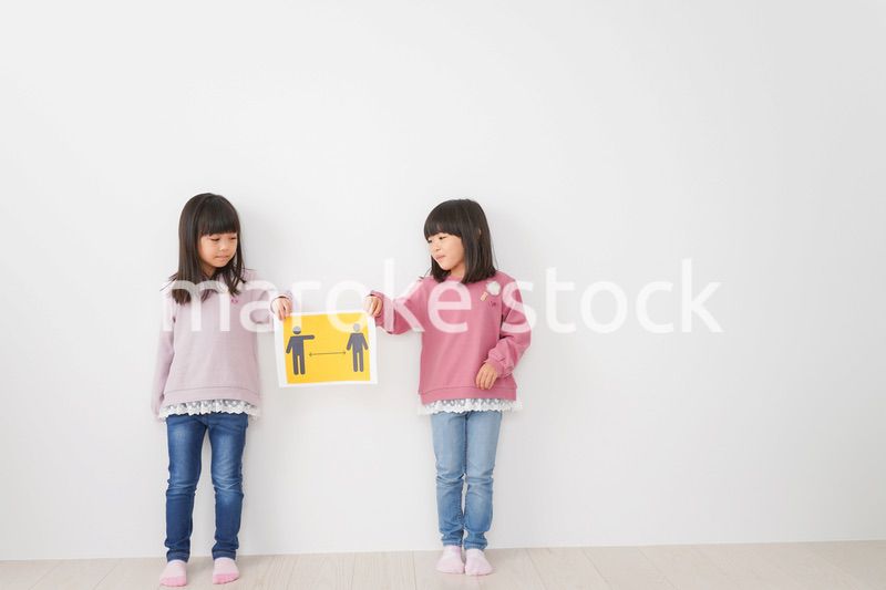 ソーシャルディスタンスの紙を持つ子供