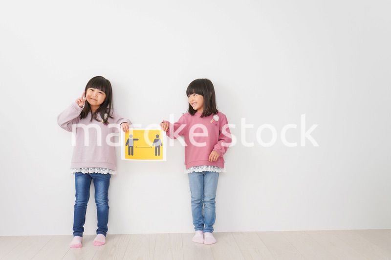 ソーシャルディスタンスの紙を持つ子供