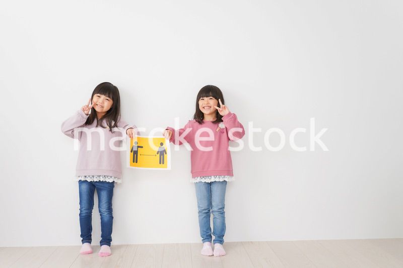 ソーシャルディスタンスの紙を持つ子供