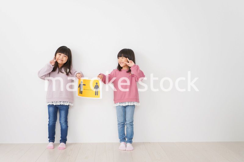ソーシャルディスタンスの紙を持つ子供