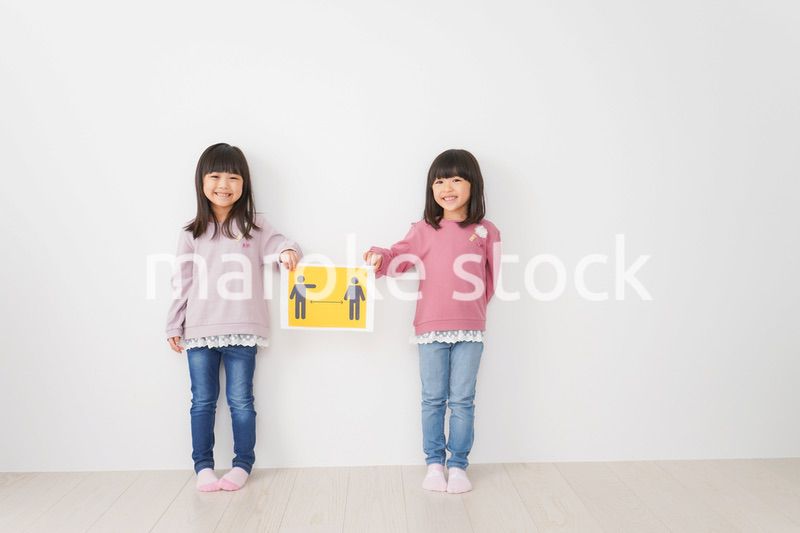 ソーシャルディスタンスの紙を持つ子供