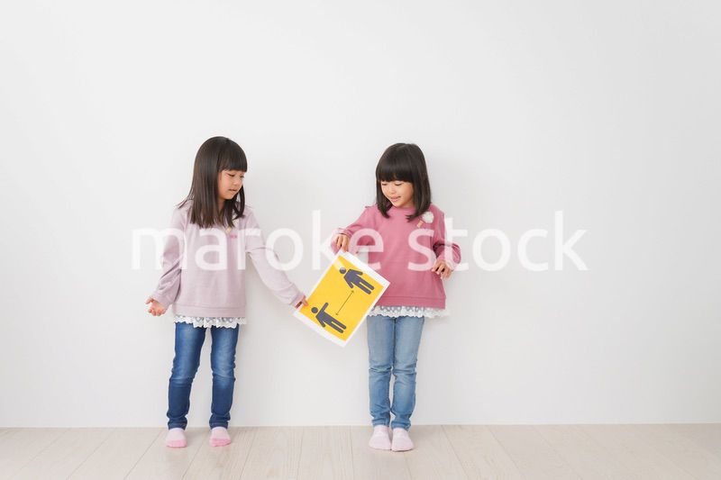 ソーシャルディスタンスの紙を持つ子供