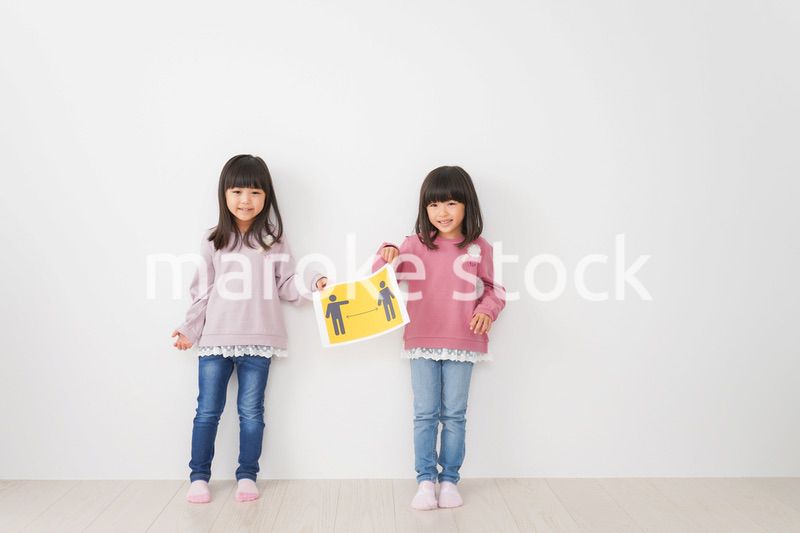 ソーシャルディスタンスの紙を持つ子供