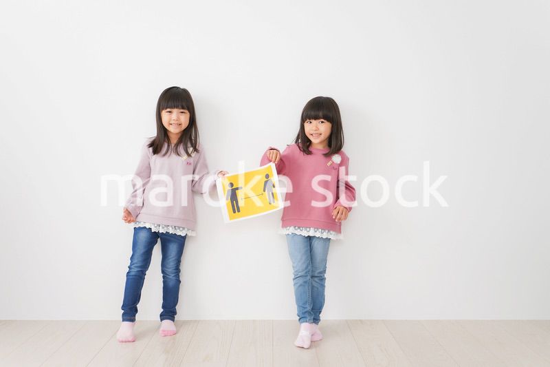 ソーシャルディスタンスの紙を持つ子供