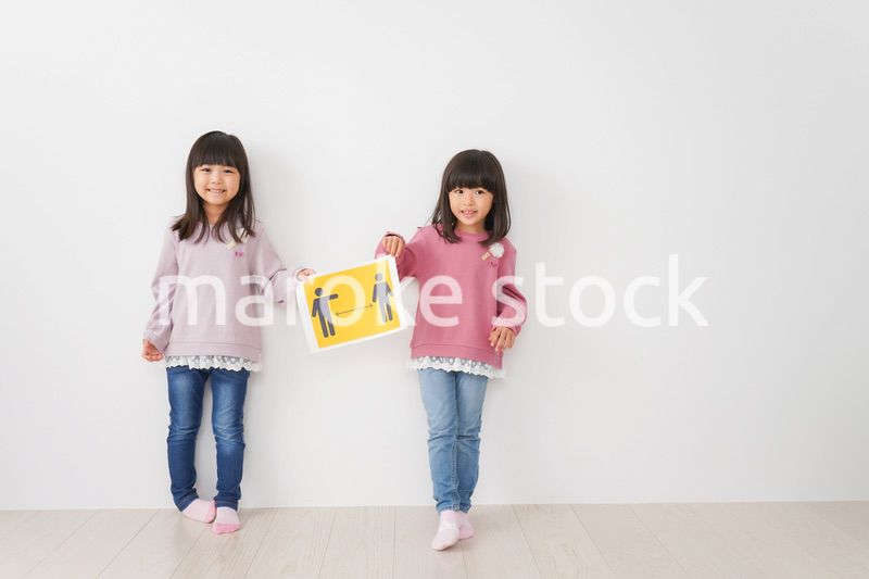 ソーシャルディスタンスの紙を持つ子供