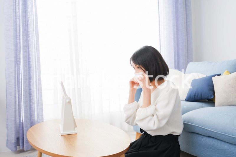 マスクによる肌荒れを気にする女性