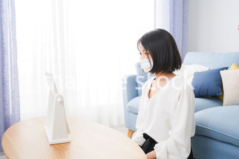 マスクによる肌荒れを気にする女性