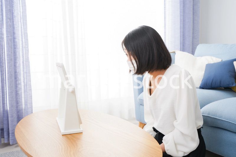 マスクによる肌荒れを気にする女性