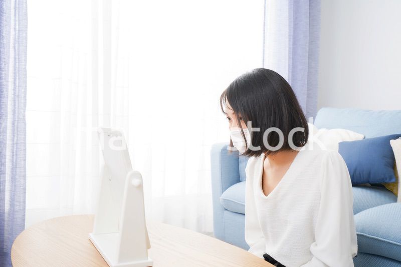 マスクによる肌荒れを気にする女性