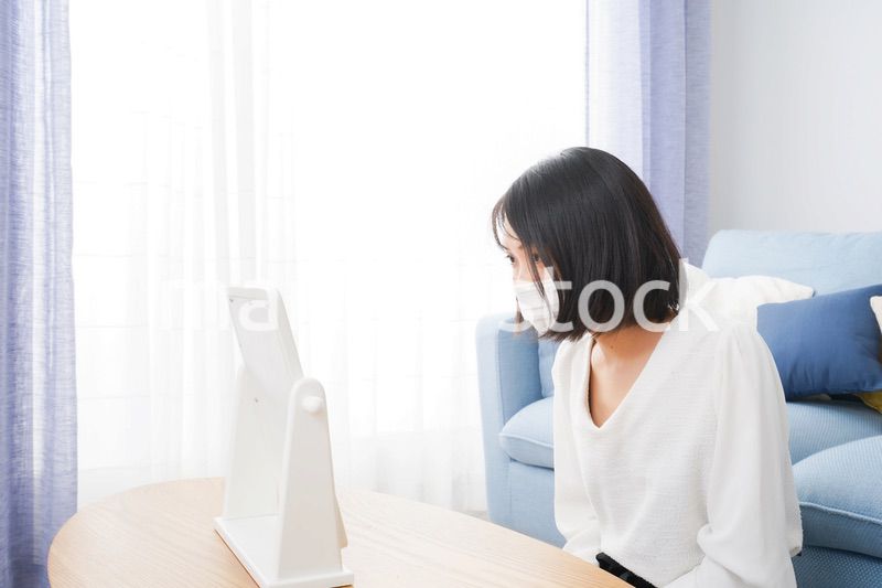 マスクによる肌荒れを気にする女性