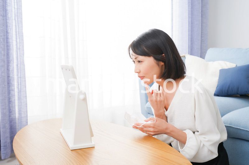 マスクによる肌荒れを気にする女性