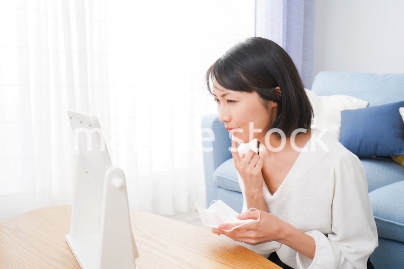 マスクによる肌荒れを気にする女性