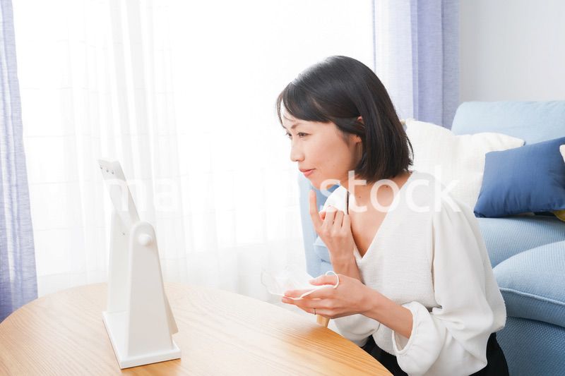 マスクによる肌荒れを気にする女性