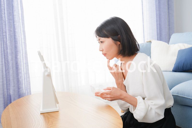 マスクによる肌荒れを気にする女性