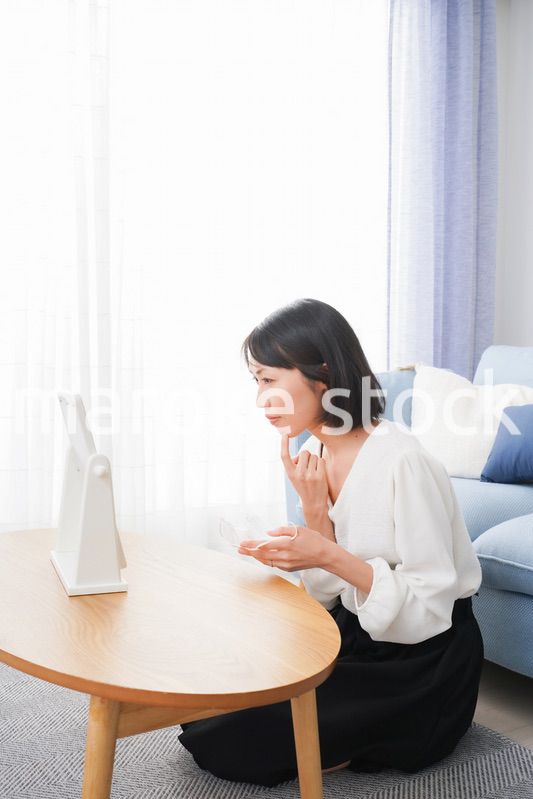 マスクによる肌荒れを気にする女性