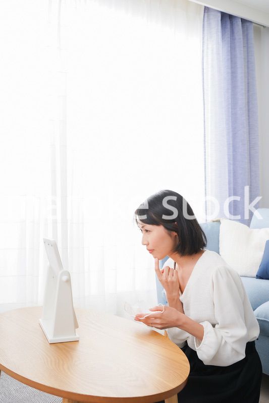 マスクによる肌荒れを気にする女性