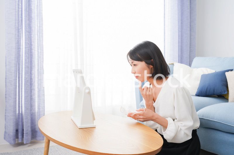 マスクによる肌荒れを気にする女性