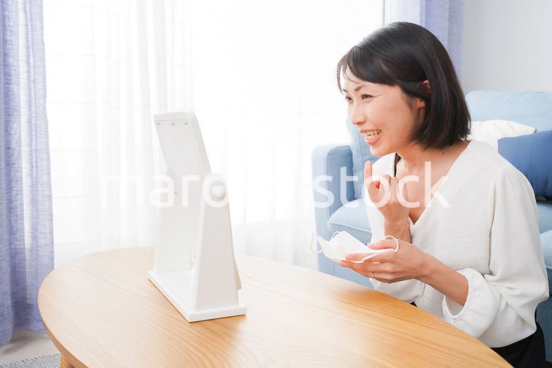 マスクによる肌荒れを気にする女性
