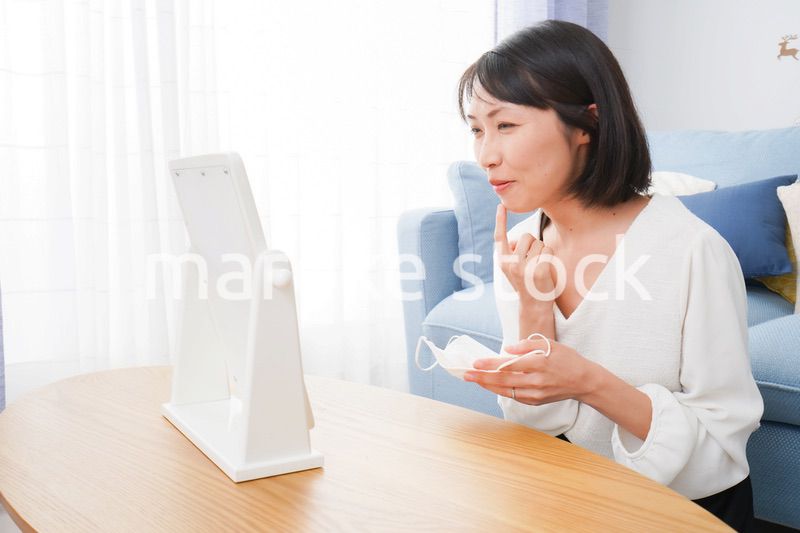 マスクによる肌荒れを気にする女性
