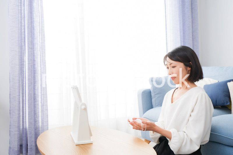 マスクによる肌荒れを気にする女性