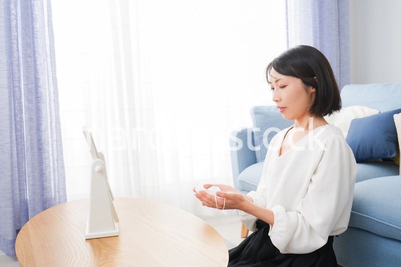 マスクによる肌荒れを気にする女性