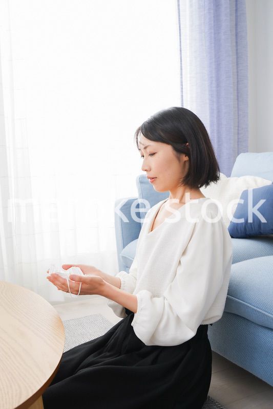 マスクによる肌荒れを気にする女性