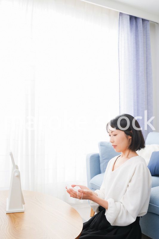 マスクによる肌荒れを気にする女性