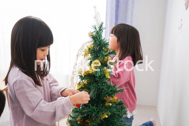 クリスマスの飾り付けをする子どもたち