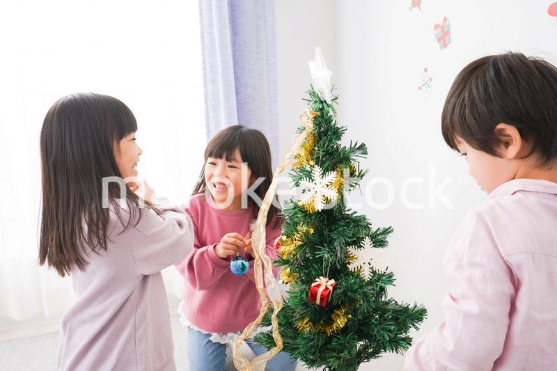 クリスマスの飾り付けをする子どもたち