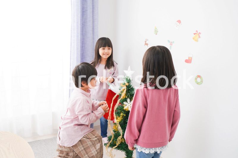 クリスマスの飾り付けをする子どもたち