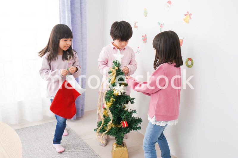 クリスマスの飾り付けをする子どもたち