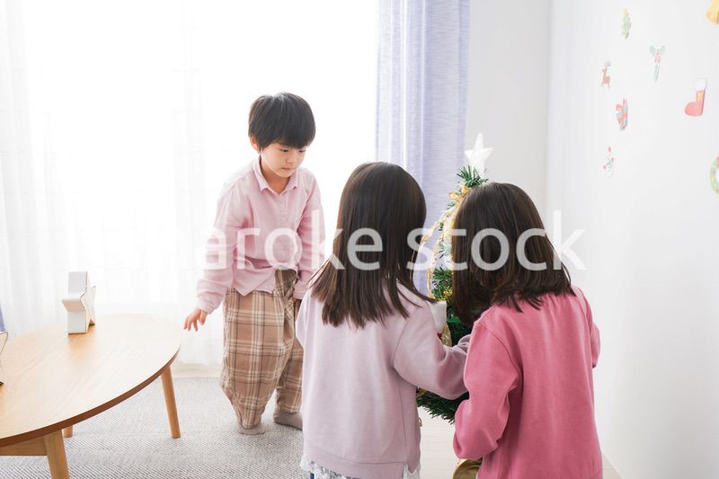 クリスマスの飾り付けをする子どもたち