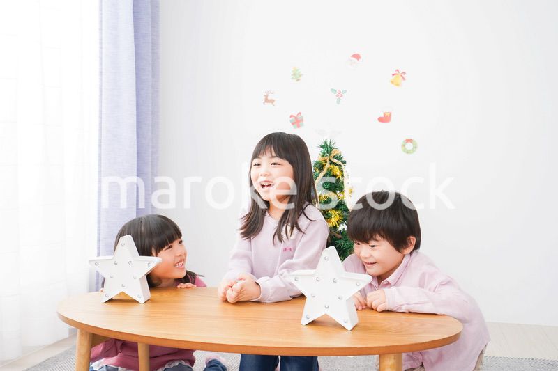 クリスマスの飾り付けをする子どもたち