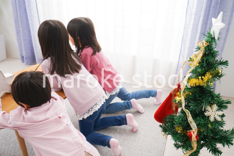 クリスマスの飾り付けをする子どもたち
