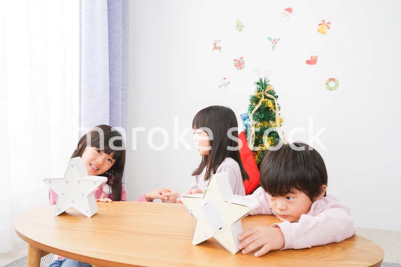 クリスマスの飾り付けをする子どもたち