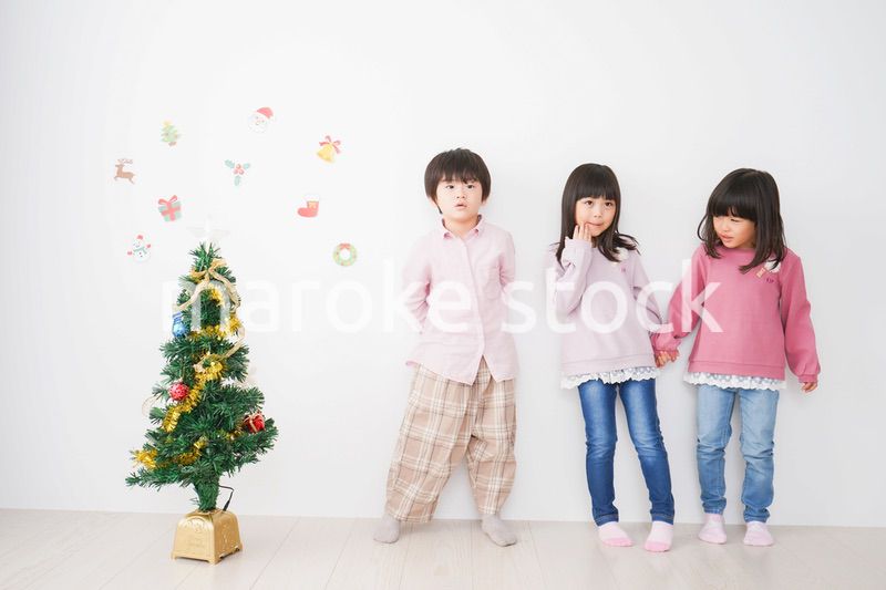 クリスマスの飾り付けをする子どもたち