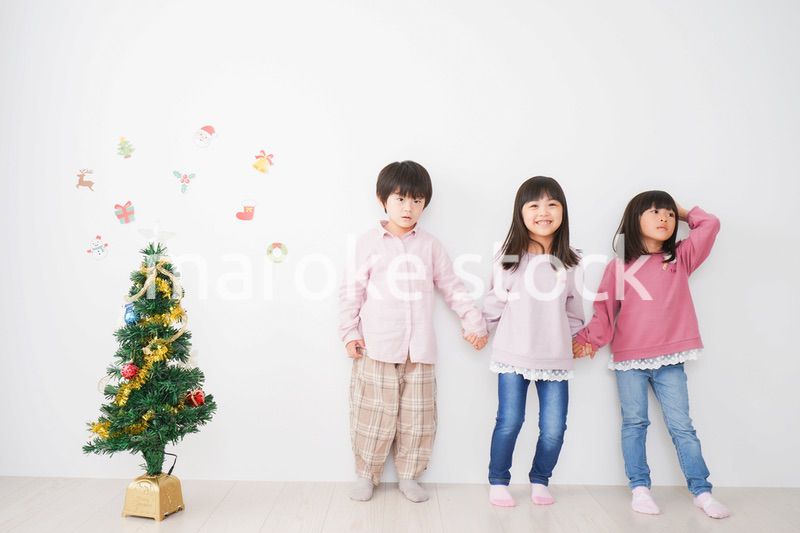 クリスマスの飾り付けをする子どもたち