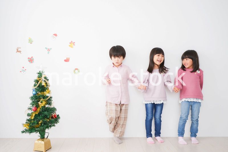 クリスマスの飾り付けをする子どもたち