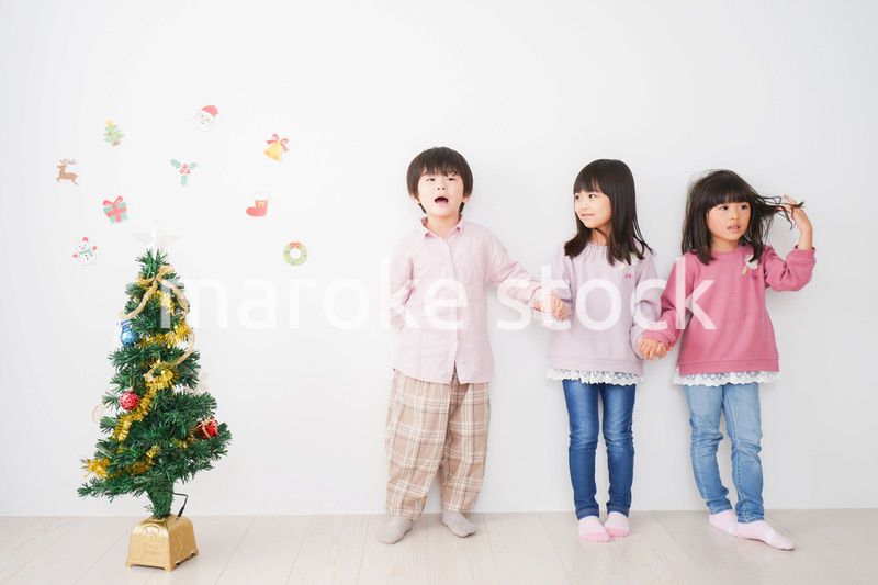 クリスマスの飾り付けをする子どもたち