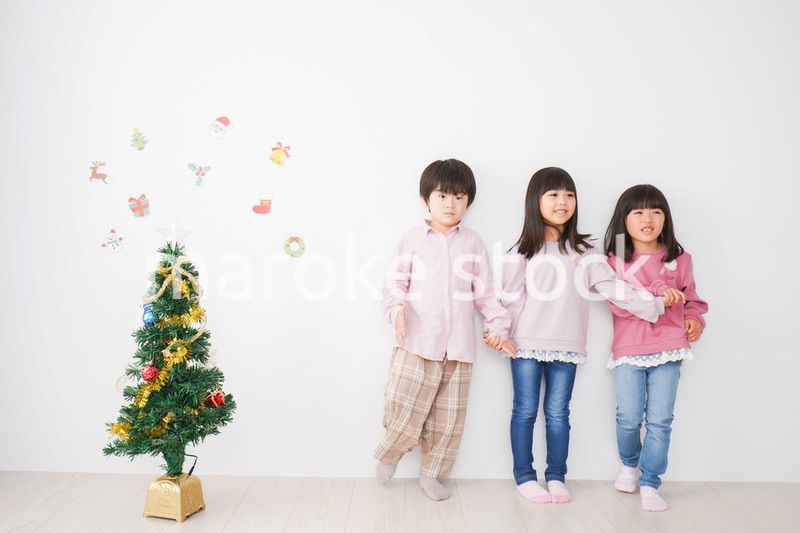 クリスマスの飾り付けをする子どもたち