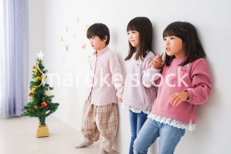 クリスマスの飾り付けをする子どもたち
