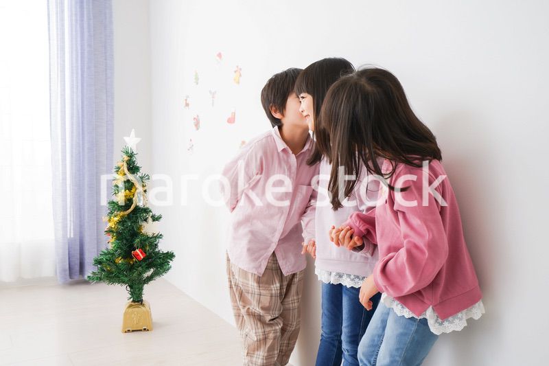 クリスマスの飾り付けをする子どもたち