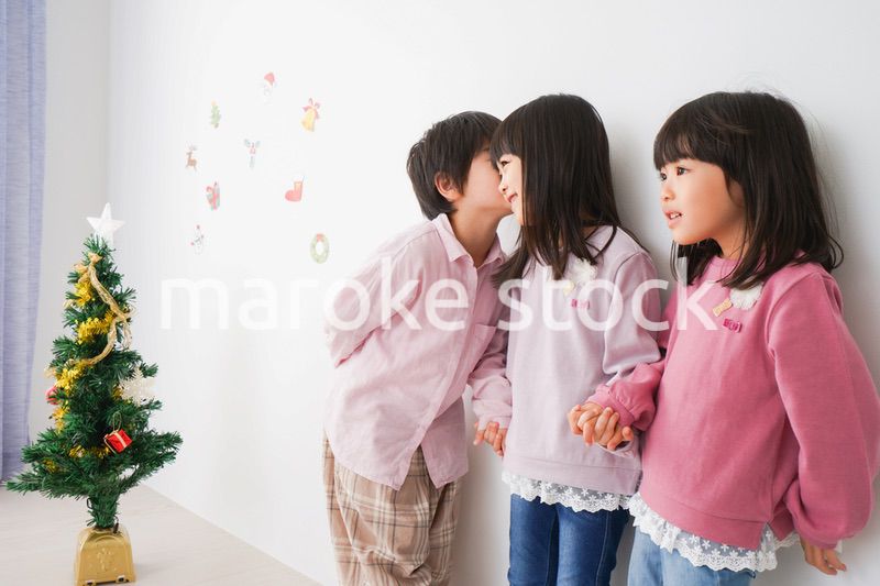 クリスマスの飾り付けをする子どもたち