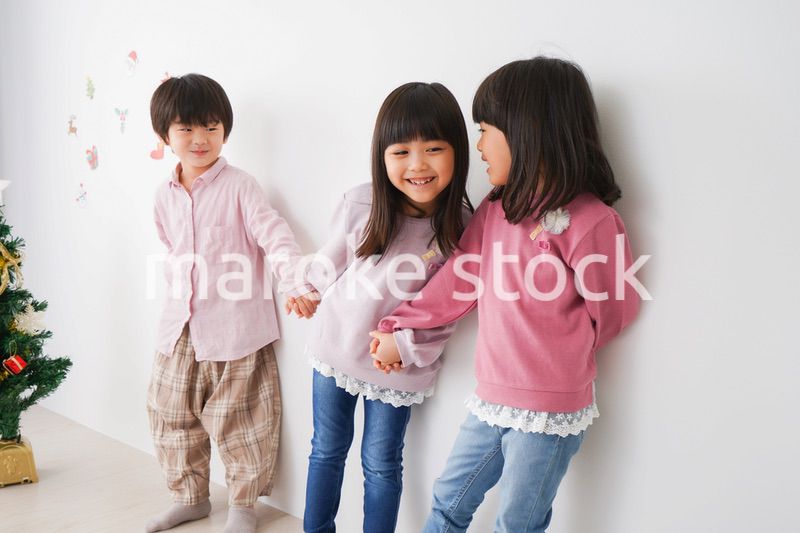 クリスマスの飾り付けをする子どもたち