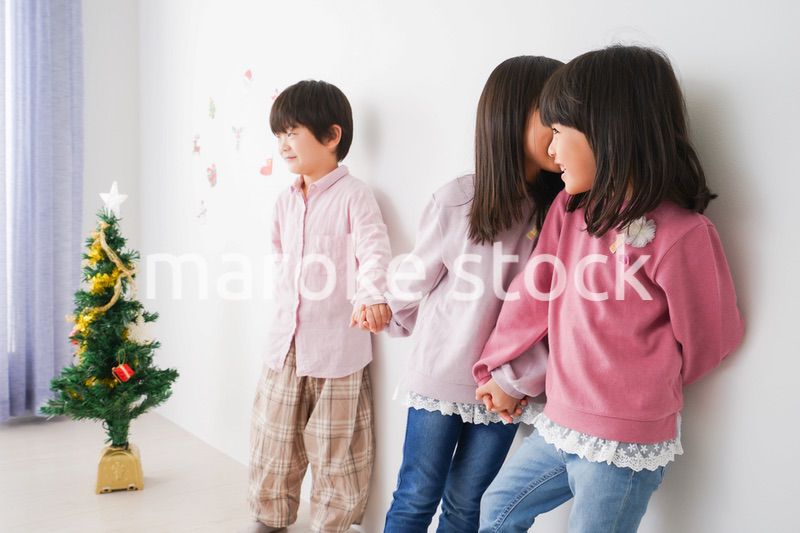 クリスマスの飾り付けをする子どもたち
