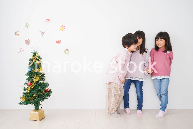 クリスマスの飾り付けをする子どもたち