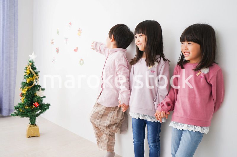 クリスマスの飾り付けをする子どもたち