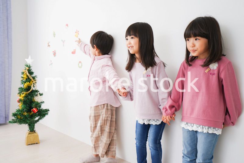 クリスマスの飾り付けをする子どもたち