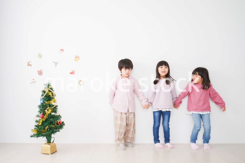 クリスマスの飾り付けをする子どもたち